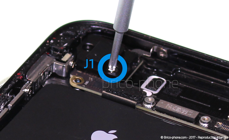 Retrait de la carte mère pour effectuer une réparation ou une désoxydation sur iPhone 7 photo 2