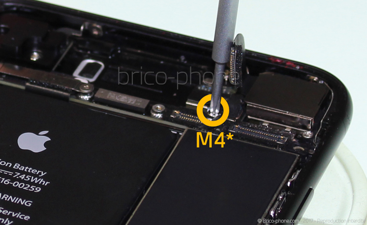 Retrait de la carte mère pour effectuer une réparation ou une désoxydation sur iPhone 7 photo 2