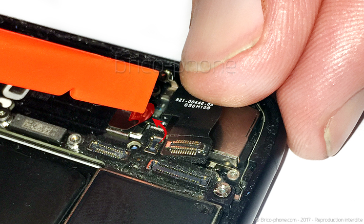 Retrait de la carte mère pour effectuer une réparation ou une désoxydation sur iPhone 7 photo 1