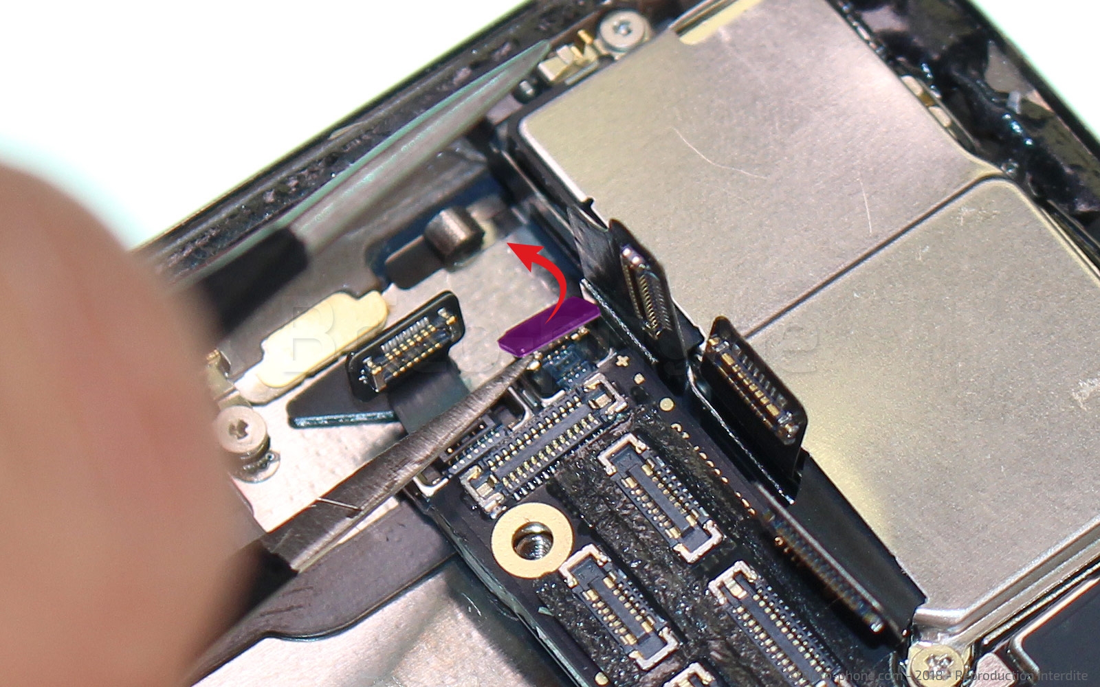 Changement du connecteur de charge sur iPhone XS photo 4