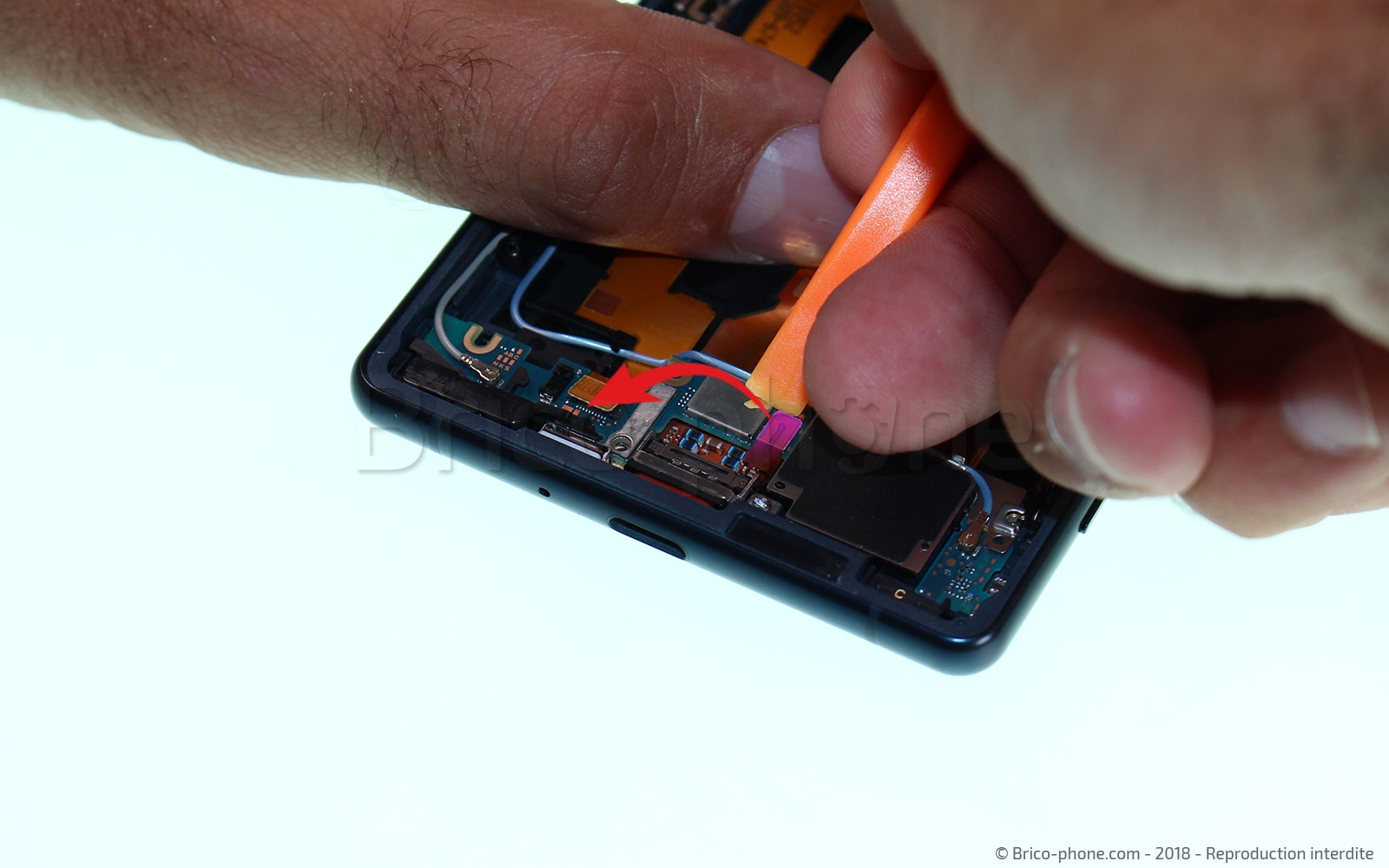 Changement de bloc haut-parleur externe sur Xperia XZ2 photo 2