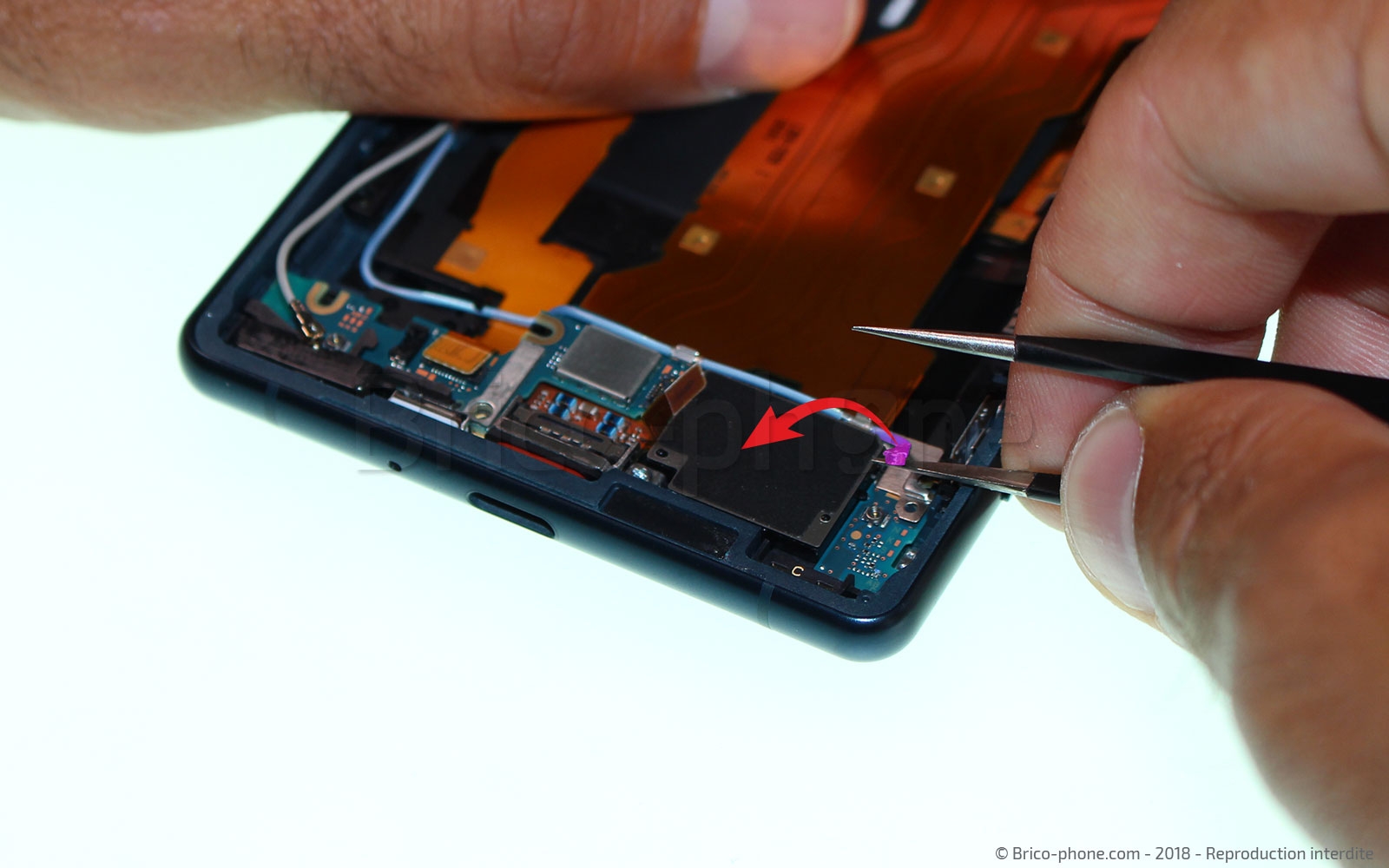 Changement de bloc haut-parleur externe sur Xperia XZ2 photo 2