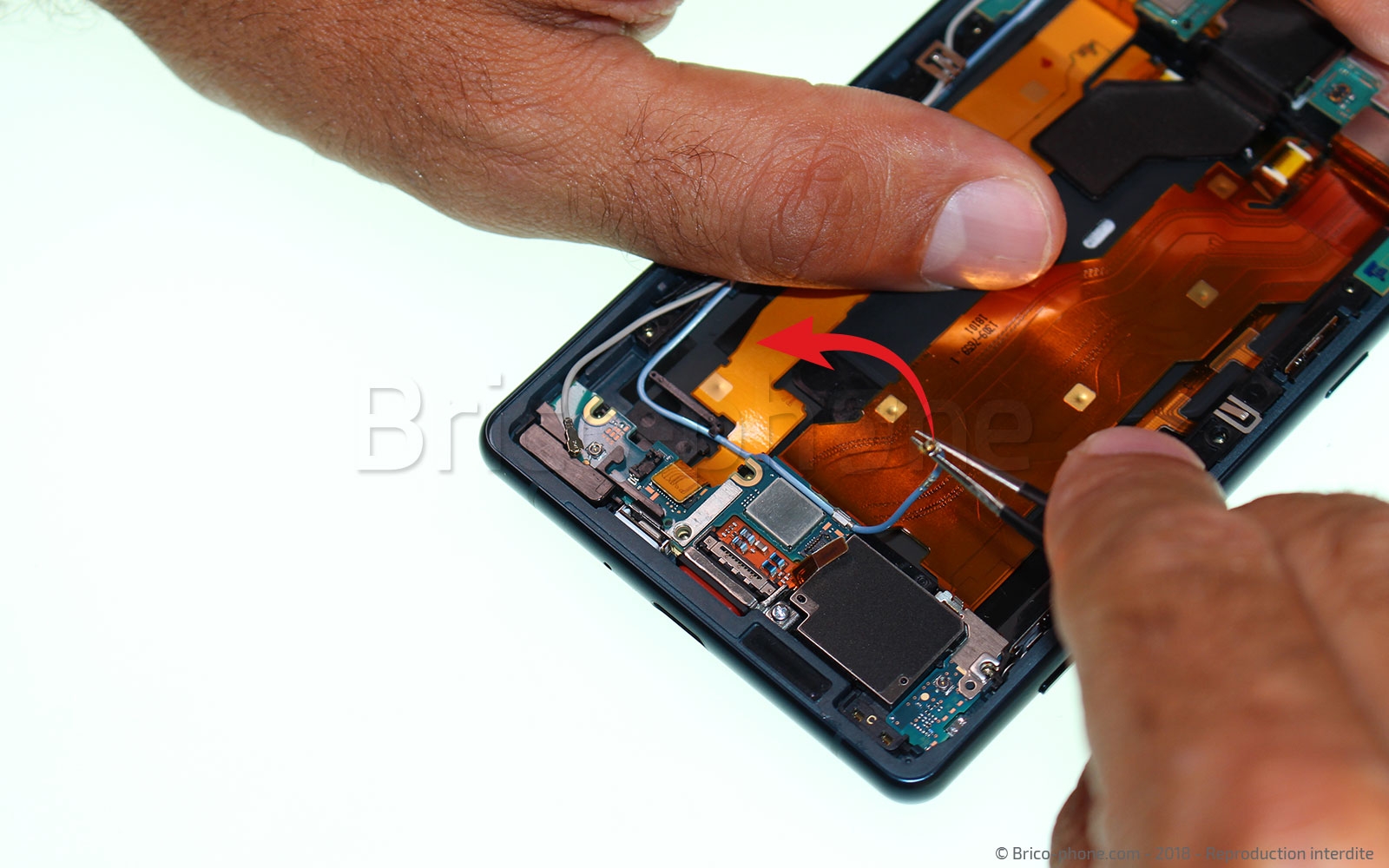 Changement de bloc haut-parleur externe sur Xperia XZ2 photo 3