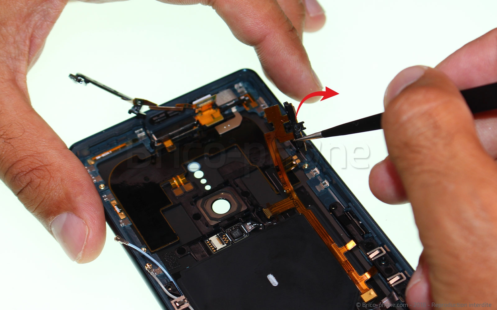 Changement de nappe power / volume sur Xperia XZ2 photo 2