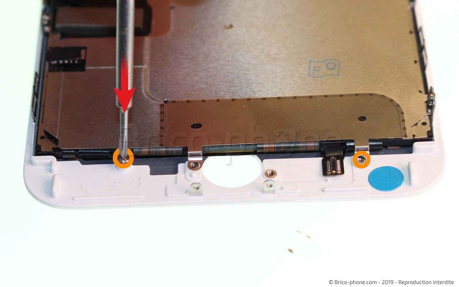 Changement d'écran (vitre+LCD) sans éléments prémontés sur iPhone 7 Plus photo 4