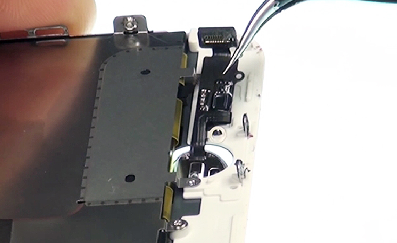 Changement d'écran (vitre+LCD) sans éléments prémontés sur iPhone 7 Plus photo 3