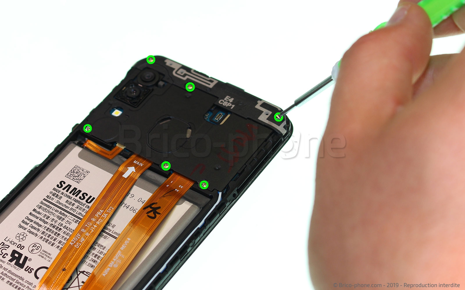 Changement de batterie sur Galaxy A20e photo 1