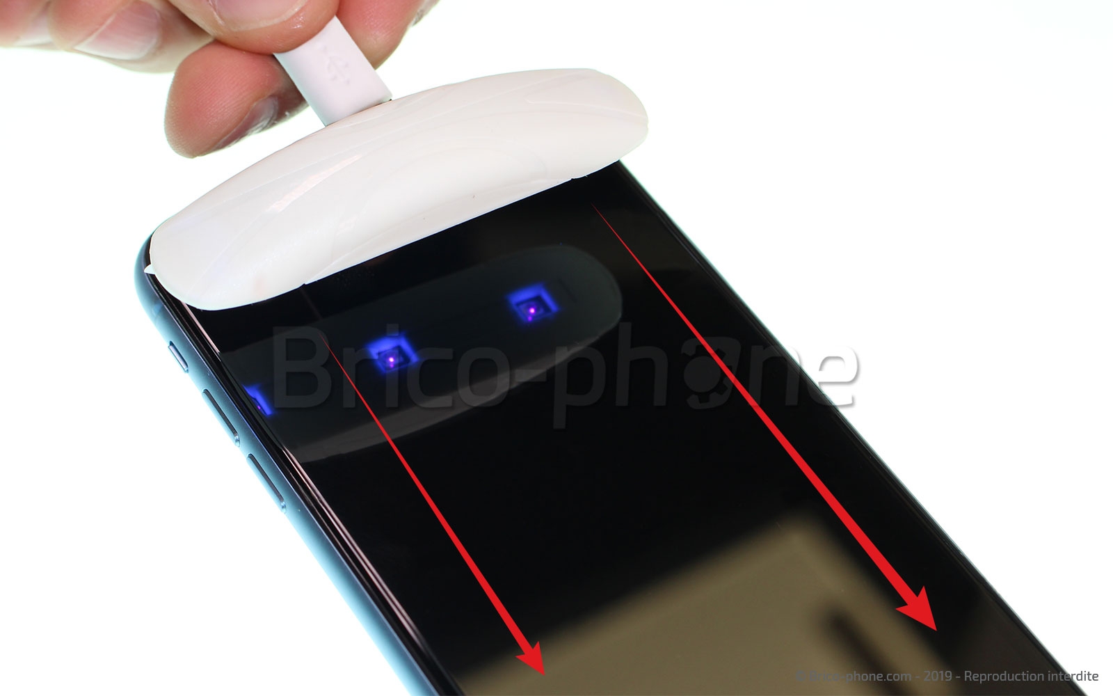 Pose d'une protection en verre trempé à fixation UV photo 2