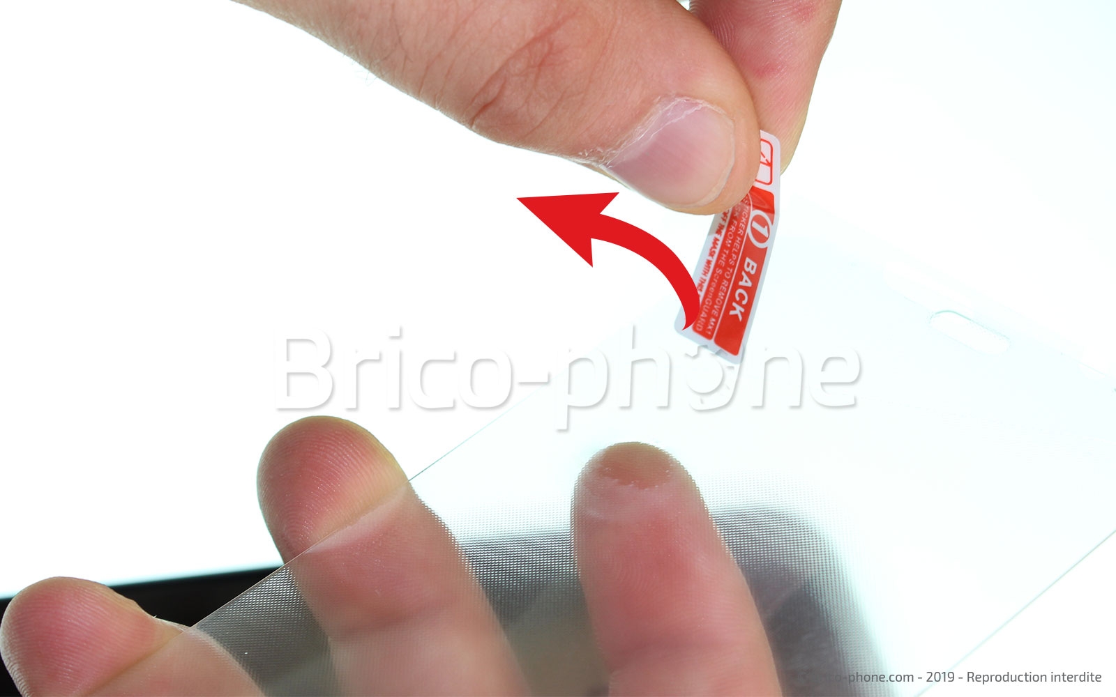 Pose d'une protection en verre trempé à fixation UV photo 2