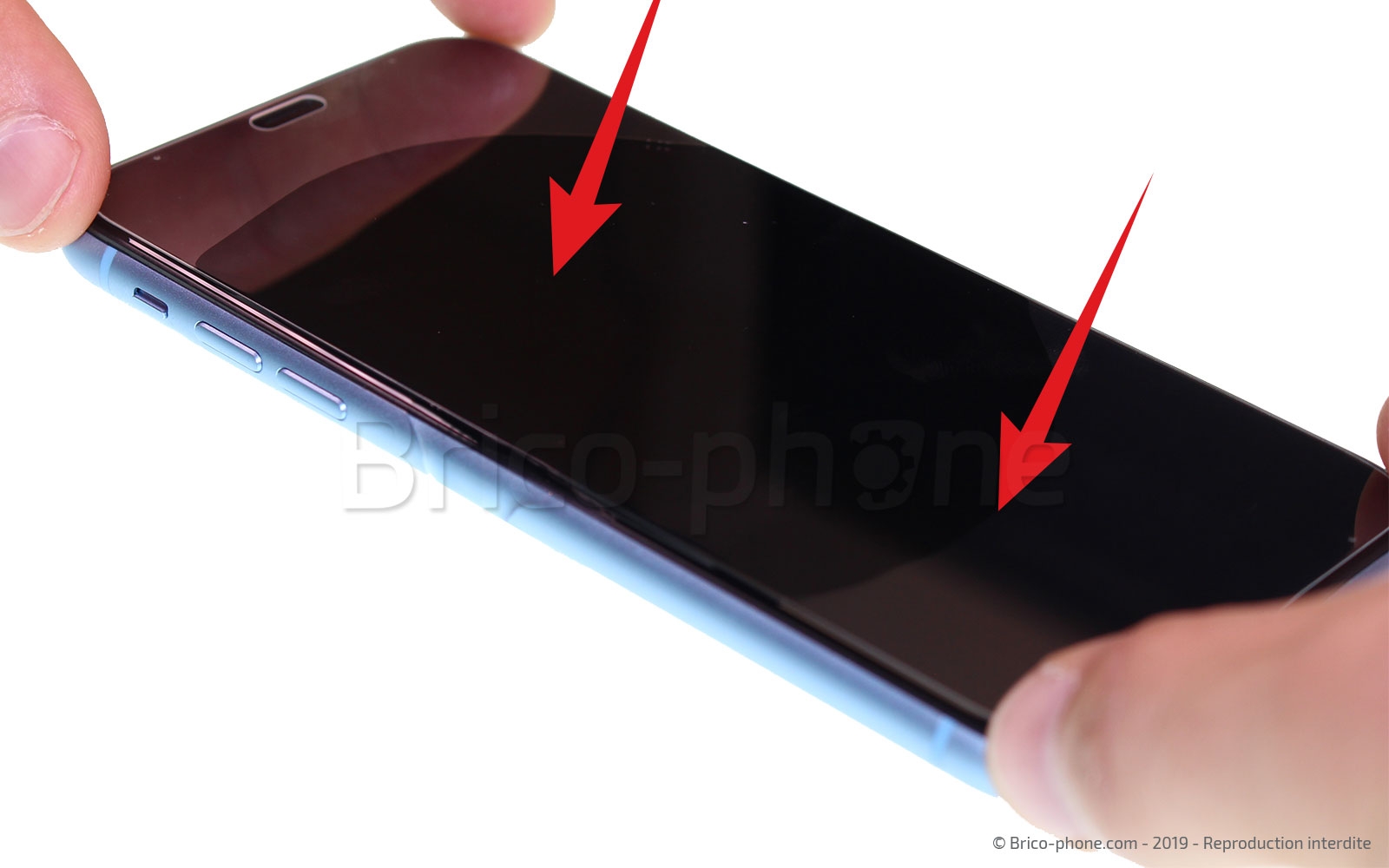 Pose d'une protection en verre trempé à fixation UV photo 3