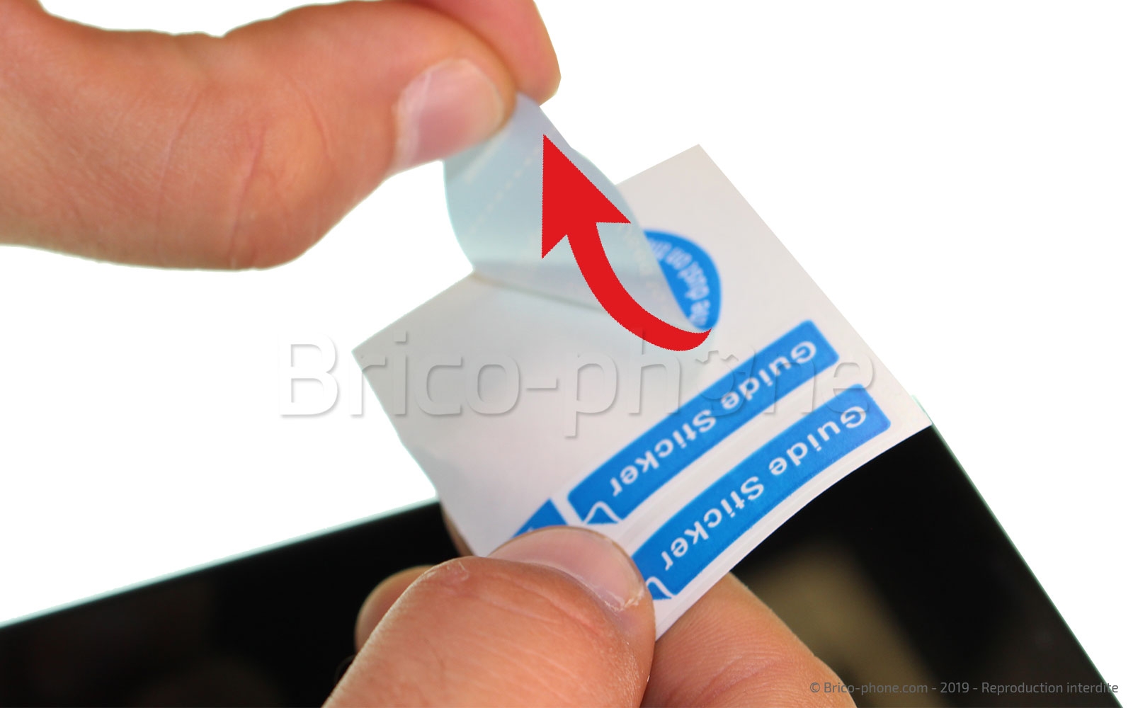 Pose d'une protection en verre trempé à fixation UV photo 1