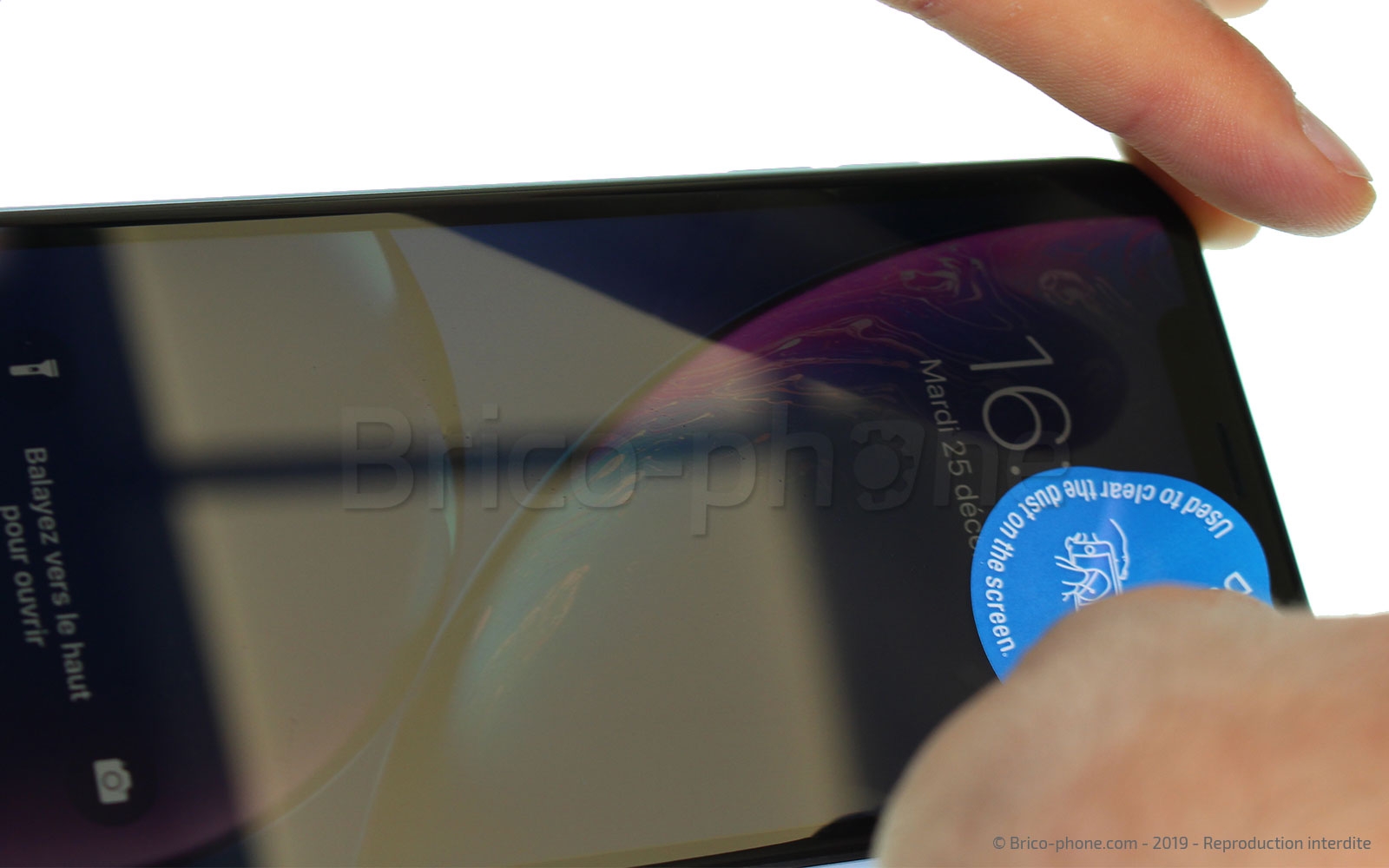 Pose d'une protection en verre trempé à fixation UV photo 2