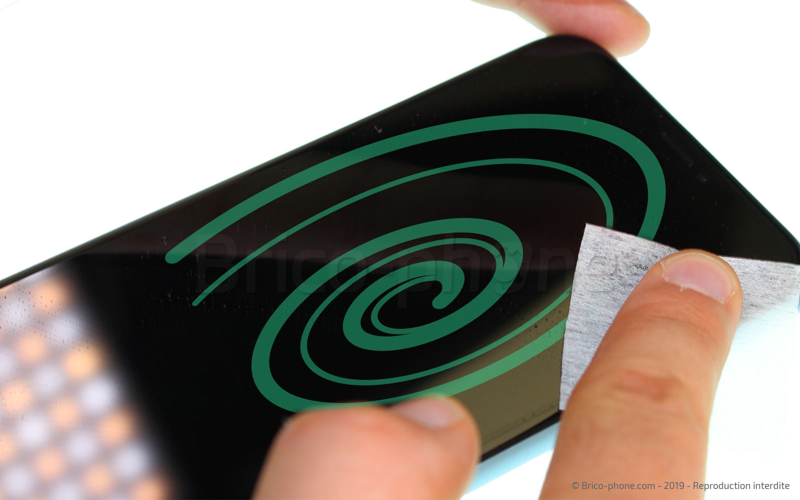 Pose d'une protection en verre trempé à fixation UV photo 4