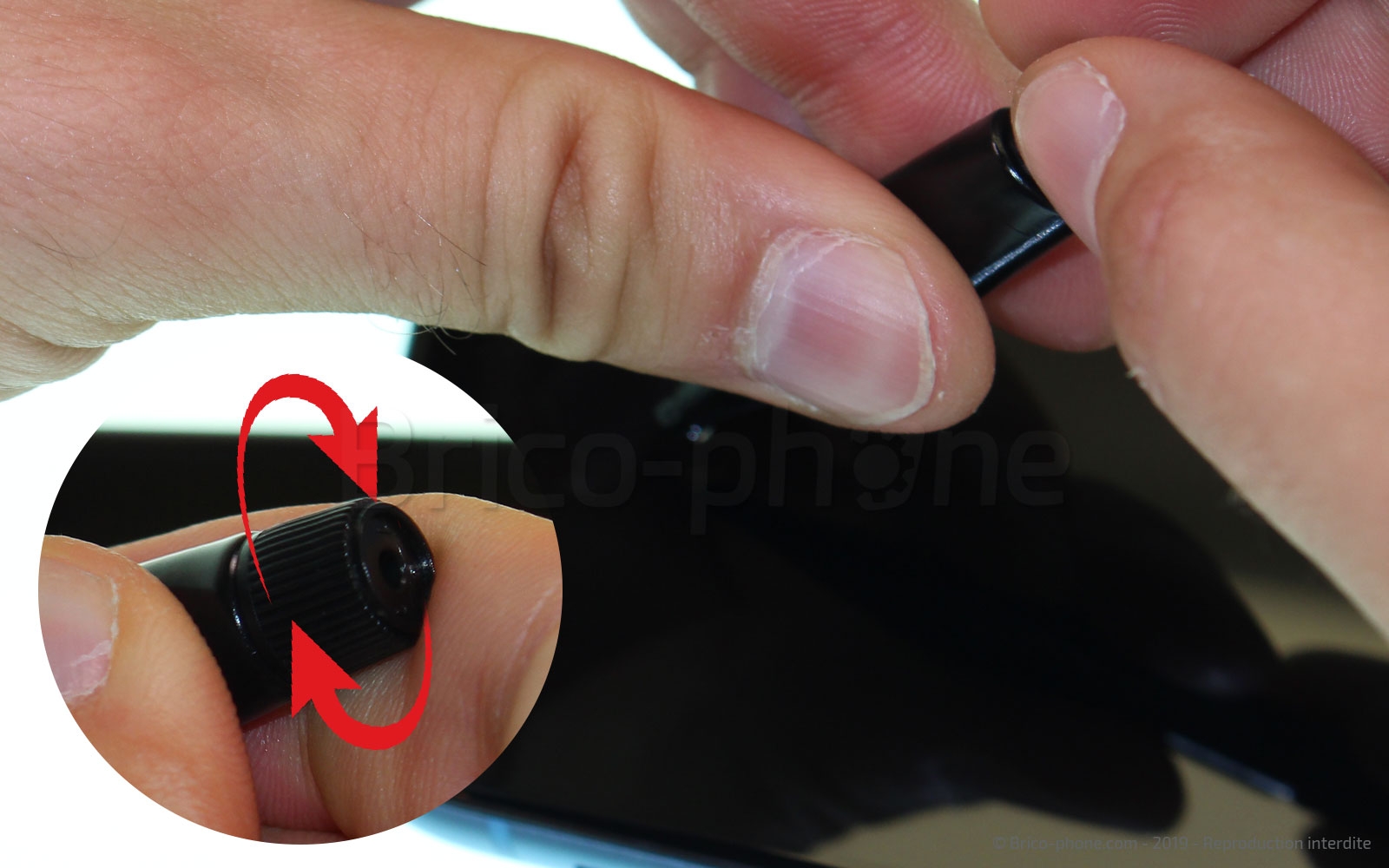 Pose d'une protection en verre trempé à fixation UV photo 3