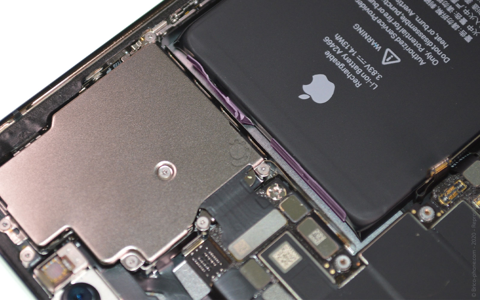 Tutoriel expliquant comment remplacer la batterie abîmée de l'iPhone 12