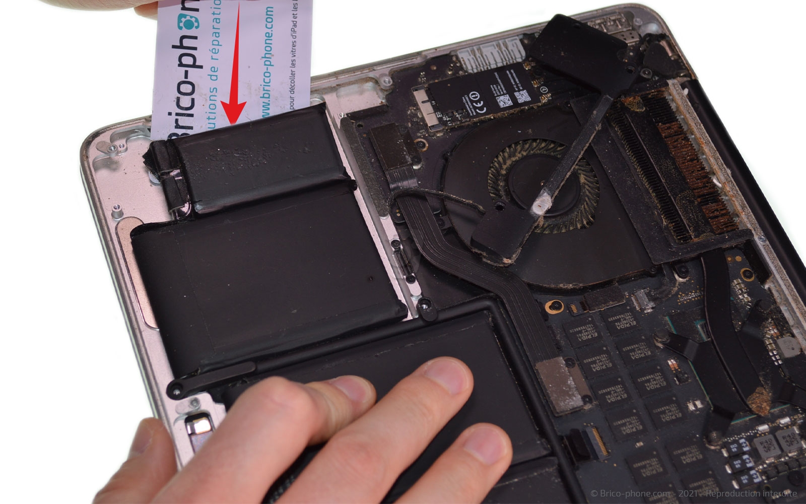 Changement de batterie sur Macbook Pro 13 pouces A1502 EMC 2875 - 2014 photo 2