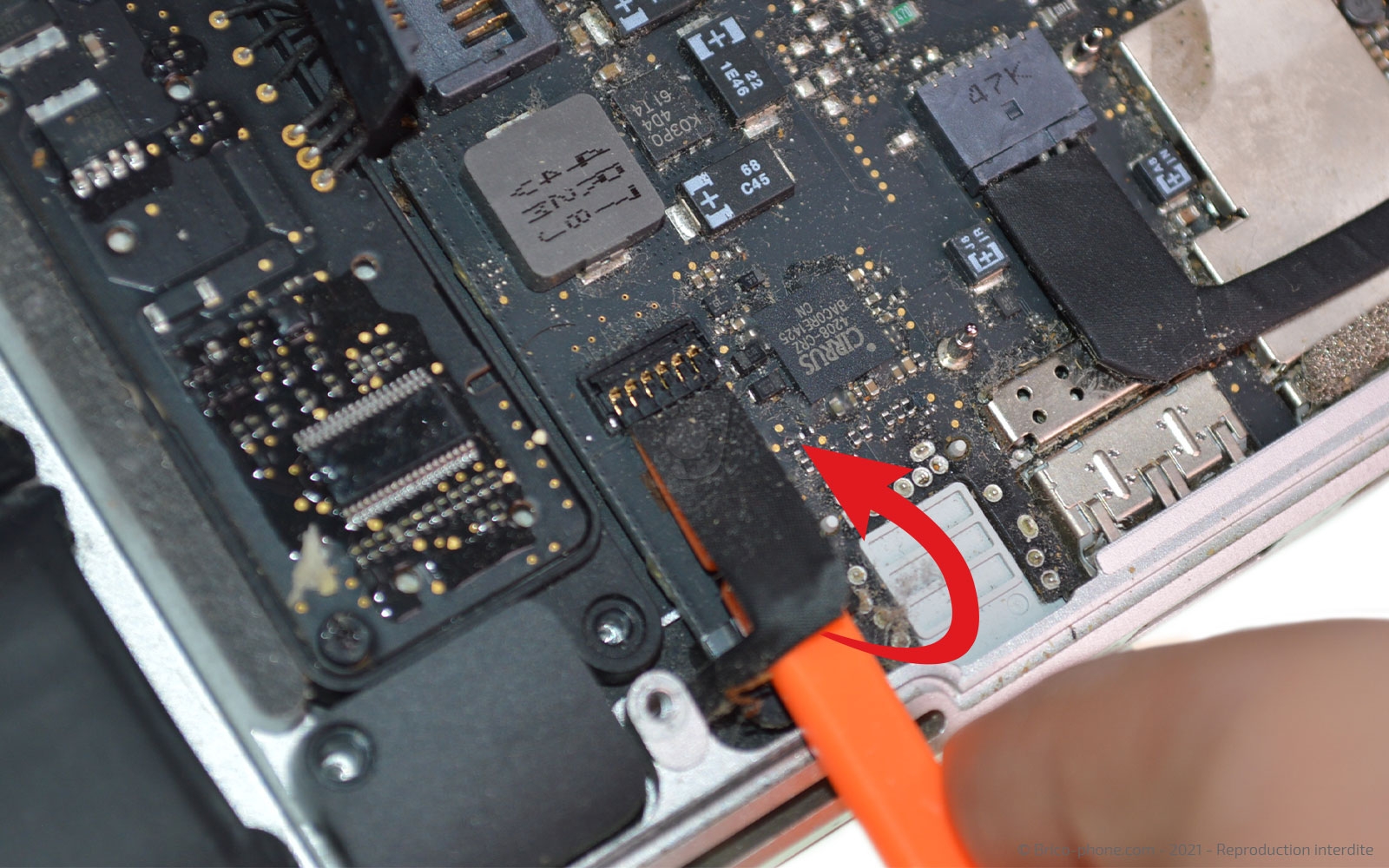 Changement de batterie sur Macbook Pro 13 pouces A1502 EMC 2875 - 2014 photo 2