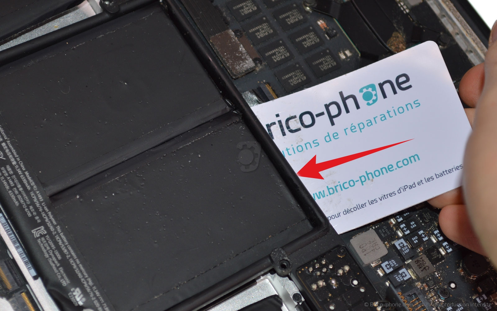 Changement de batterie sur Macbook Pro 13 pouces A1502 EMC 2875 - 2014 photo 2