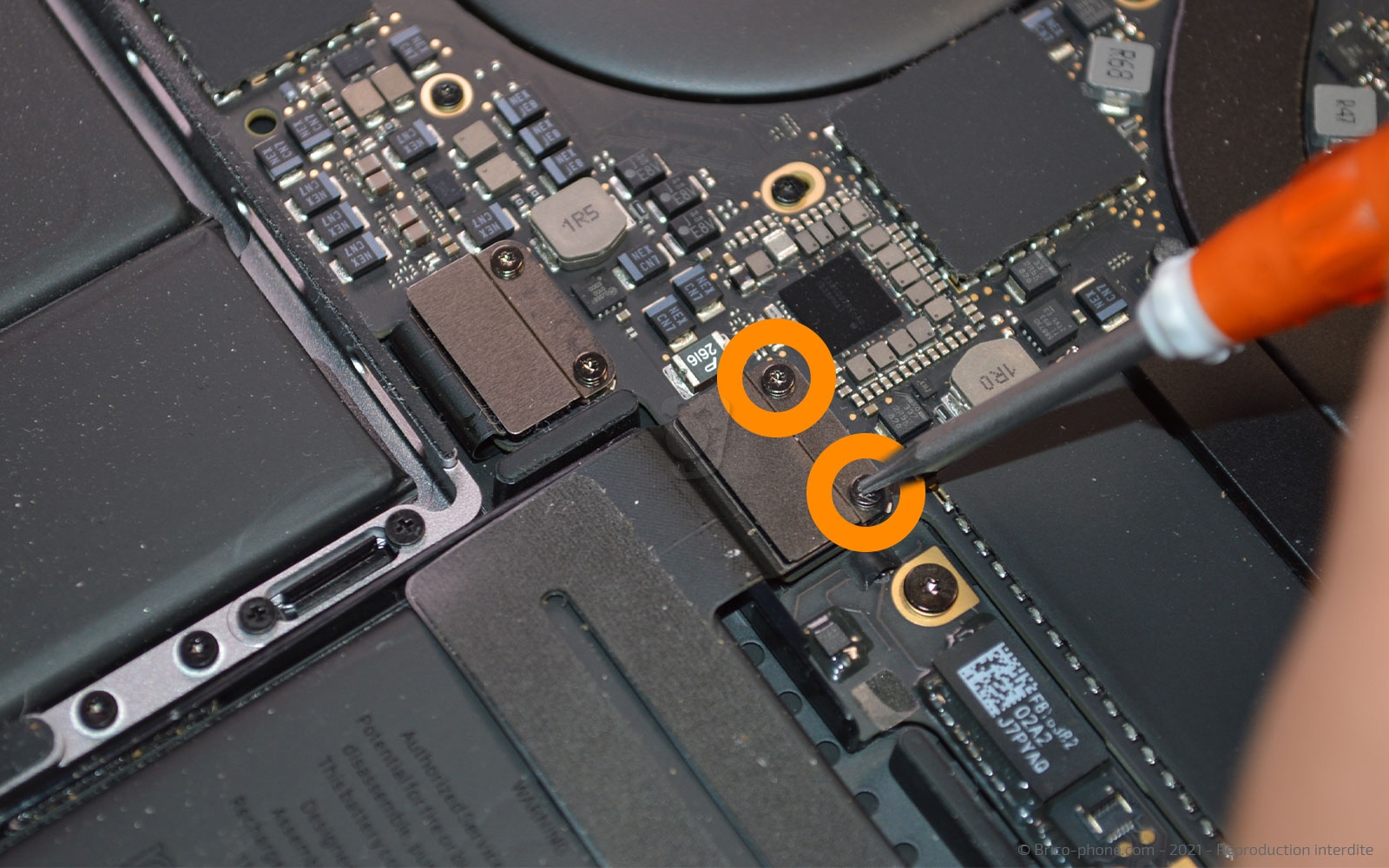 Changement de batterie sur Macbook Pro 13 pouces A1989 EMC 3214 - 2018 photo 1