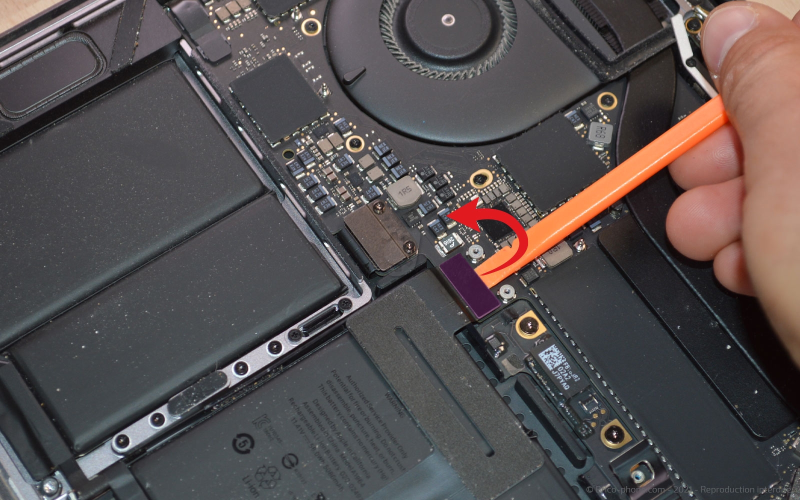 Changement de batterie sur Macbook Pro 13 pouces A1989 EMC 3214 - 2018 photo 3