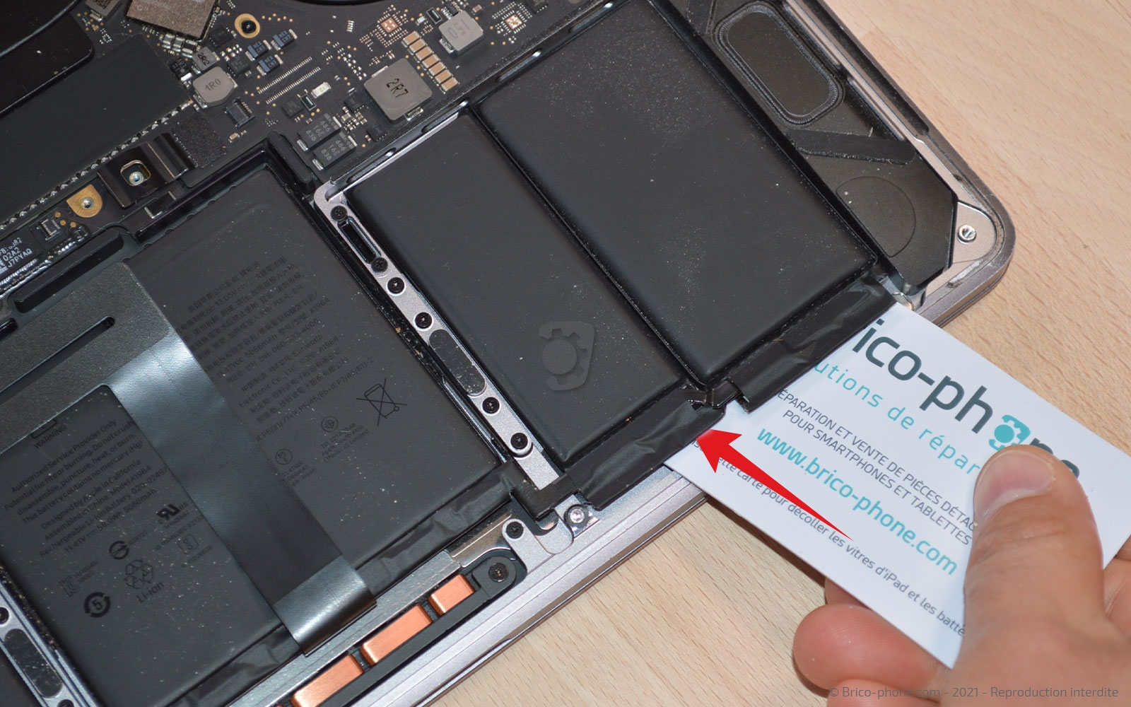 Changement de batterie sur Macbook Pro 13 pouces A1989 EMC 3214 - 2018 photo 1