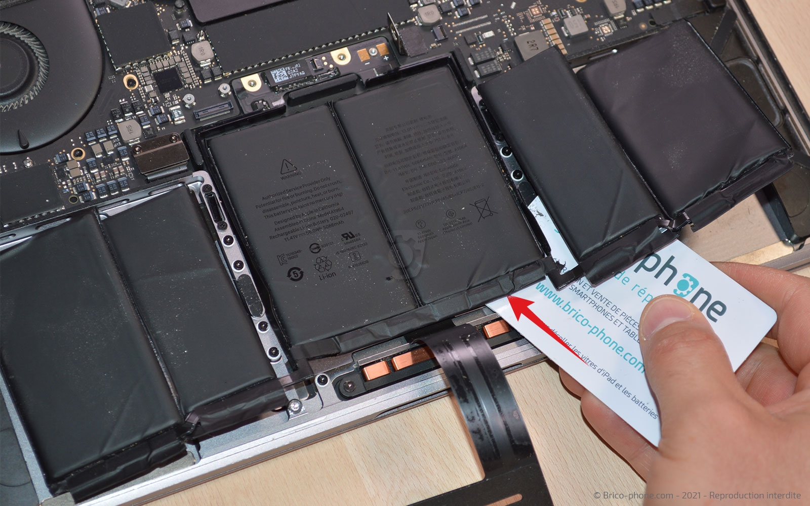 Changement de batterie sur Macbook Pro 13 pouces A1989 EMC 3214 - 2018 photo 3