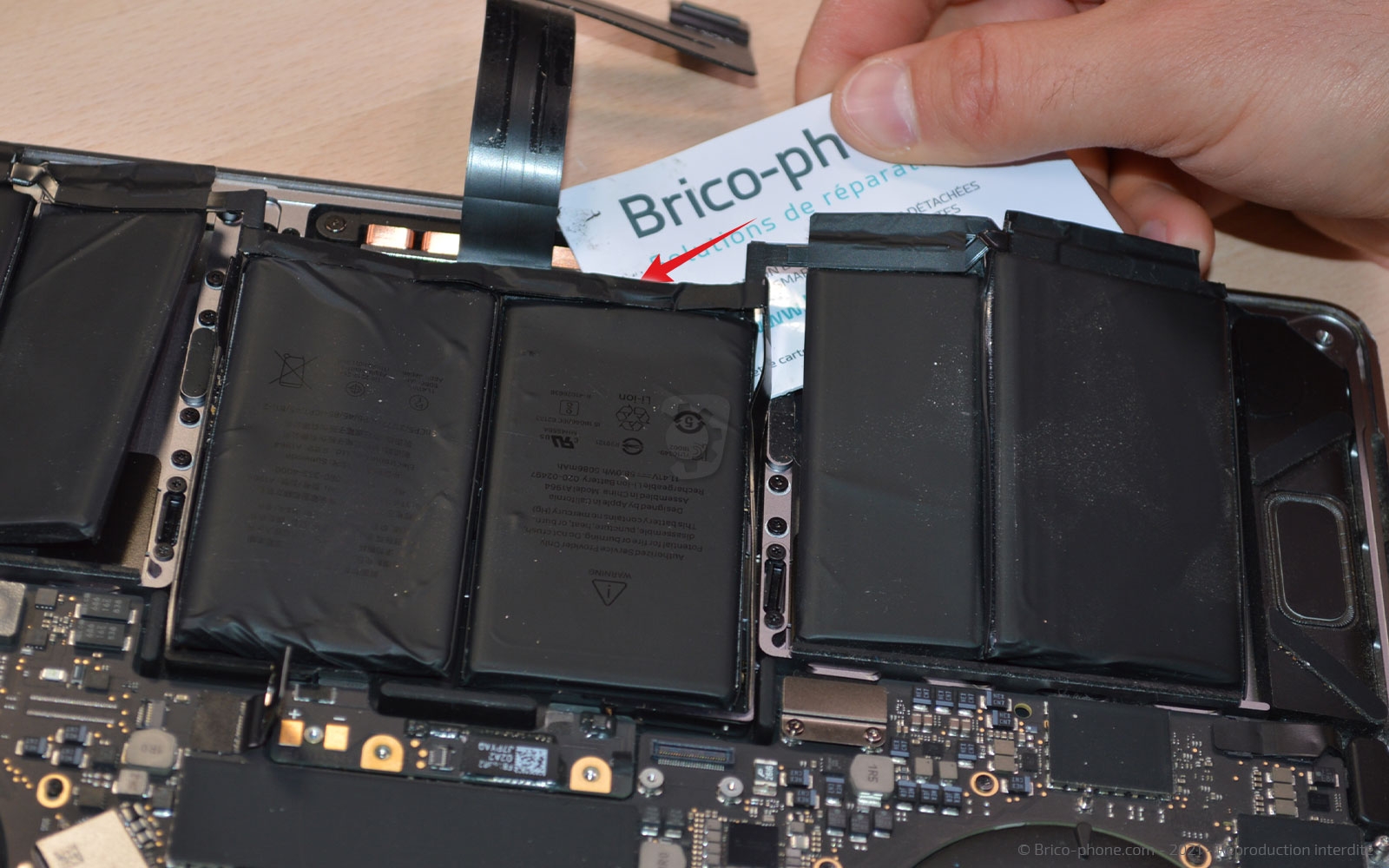 Changement de batterie sur Macbook Pro 13 pouces A1989 EMC 3214 - 2018 photo 4