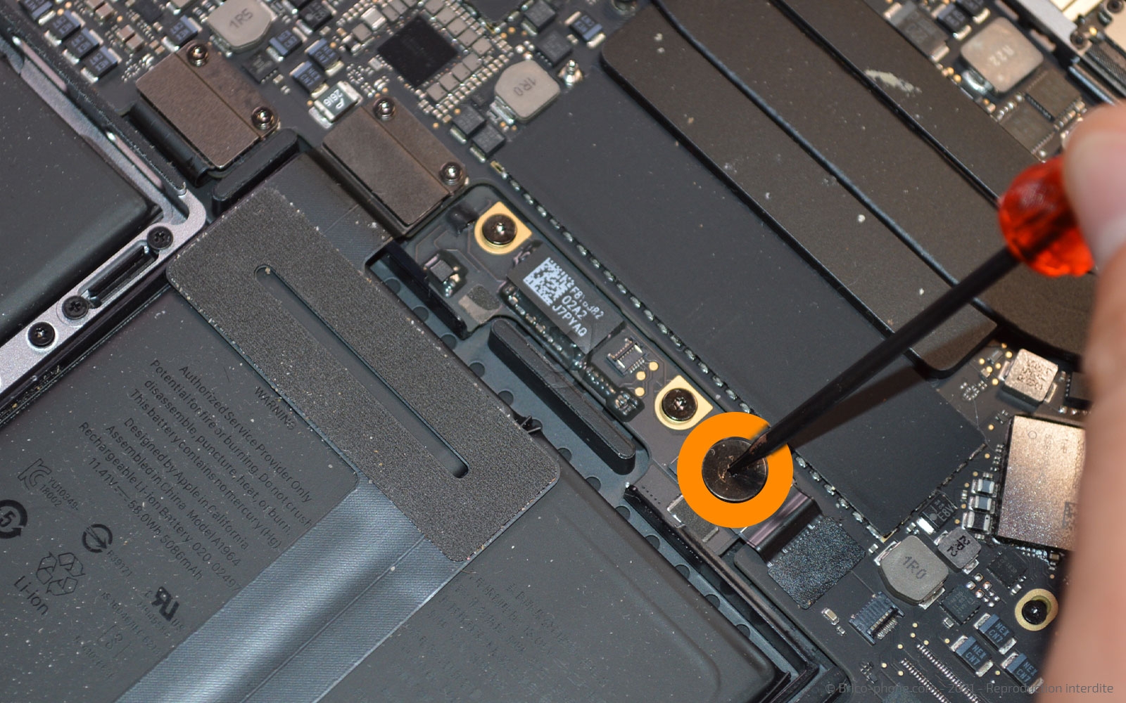 Changement de batterie sur Macbook Pro 13 pouces A1989 EMC 3214 - 2018 photo 1