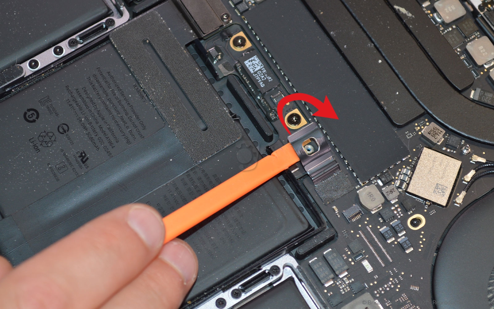 Changement de batterie sur Macbook Pro 13 pouces A1989 EMC 3214 - 2018 photo 2