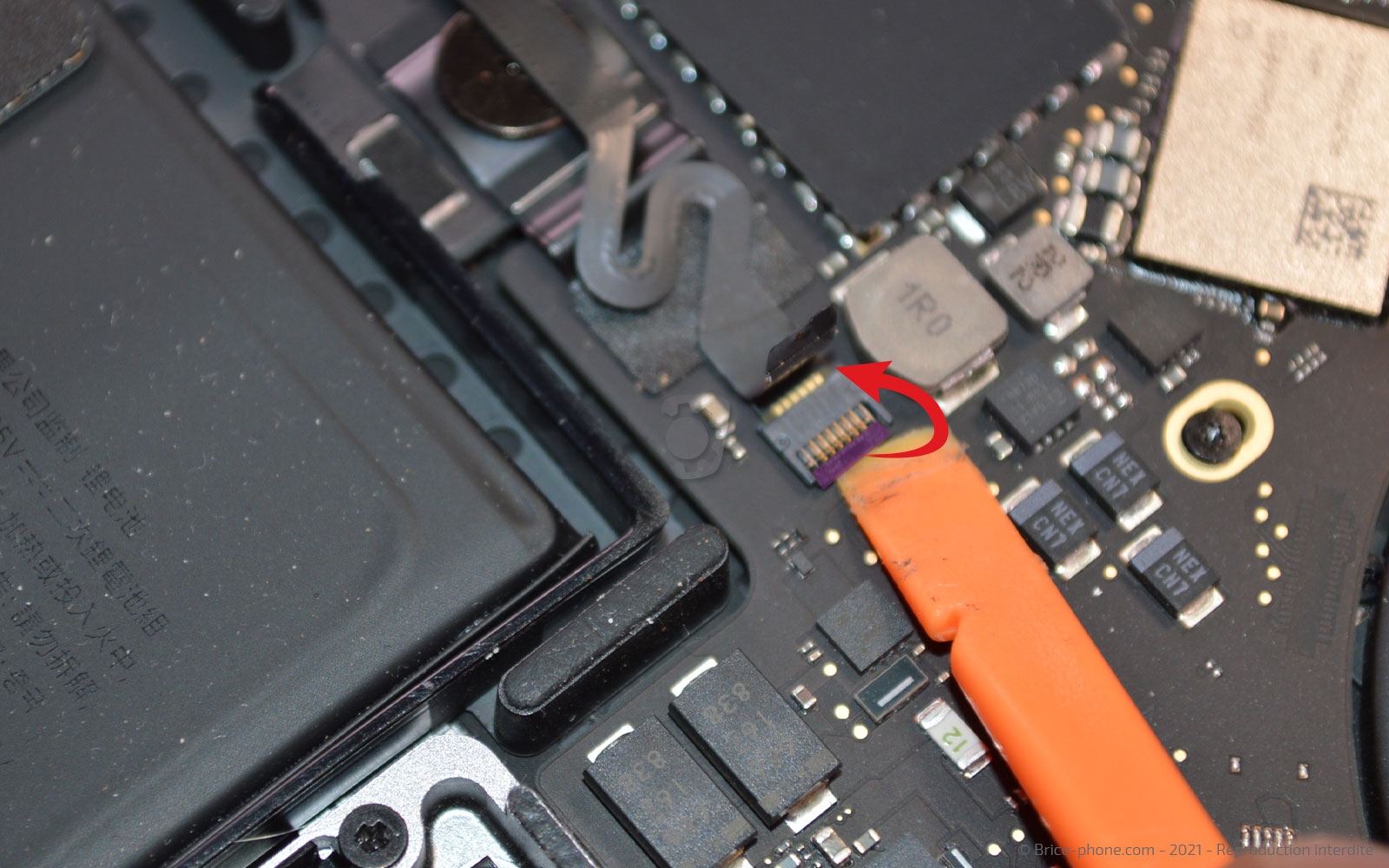 Changement de batterie sur Macbook Pro 13 pouces A1989 EMC 3214 - 2018 photo 1