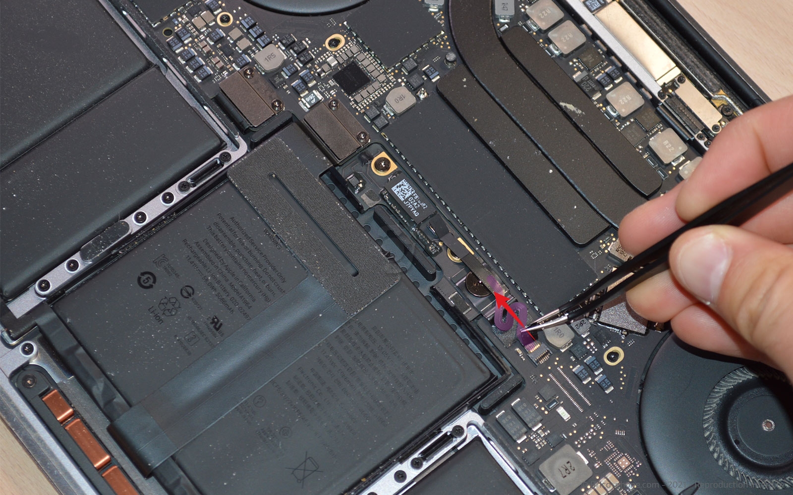 Changement de batterie sur Macbook Pro 13 pouces A1989 EMC 3214 - 2018 photo 2