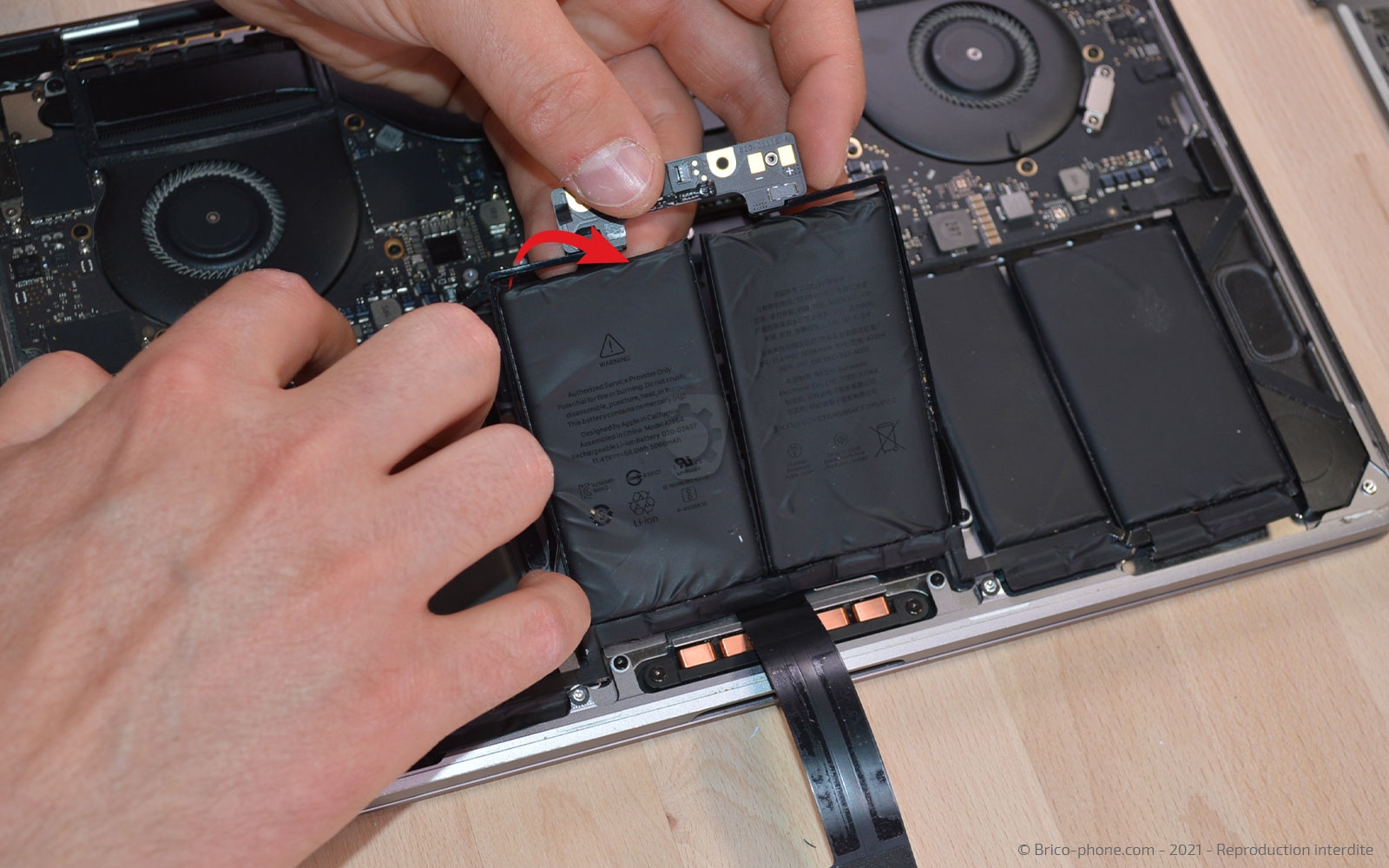 Changement de batterie sur Macbook Pro 13 pouces A1989 EMC 3214 - 2018 photo 1