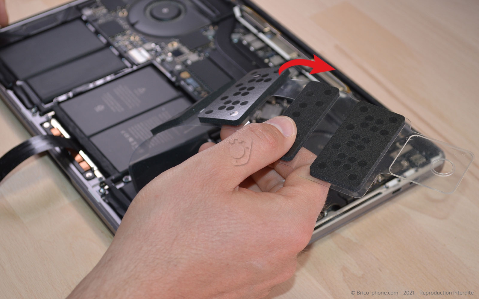 Changement de batterie sur Macbook Pro 13 pouces A1989 EMC 3214 - 2018 photo 2