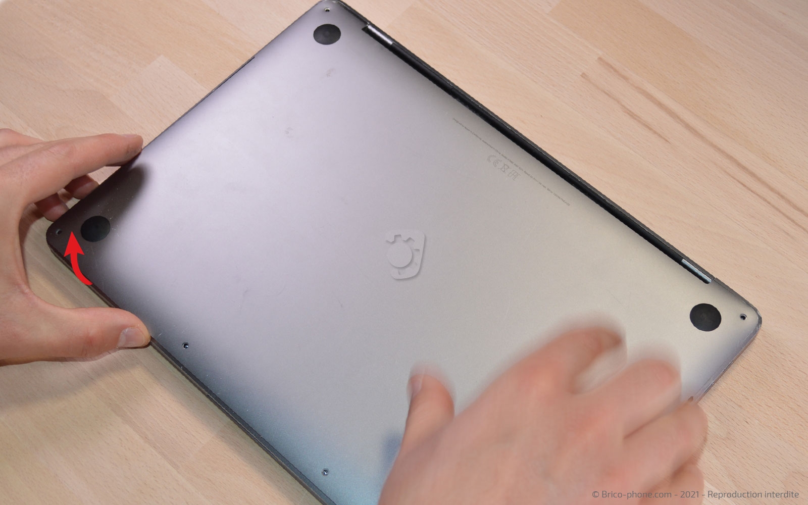 Changement de batterie sur Macbook Pro 13 pouces A1989 EMC 3214 - 2018 photo 3