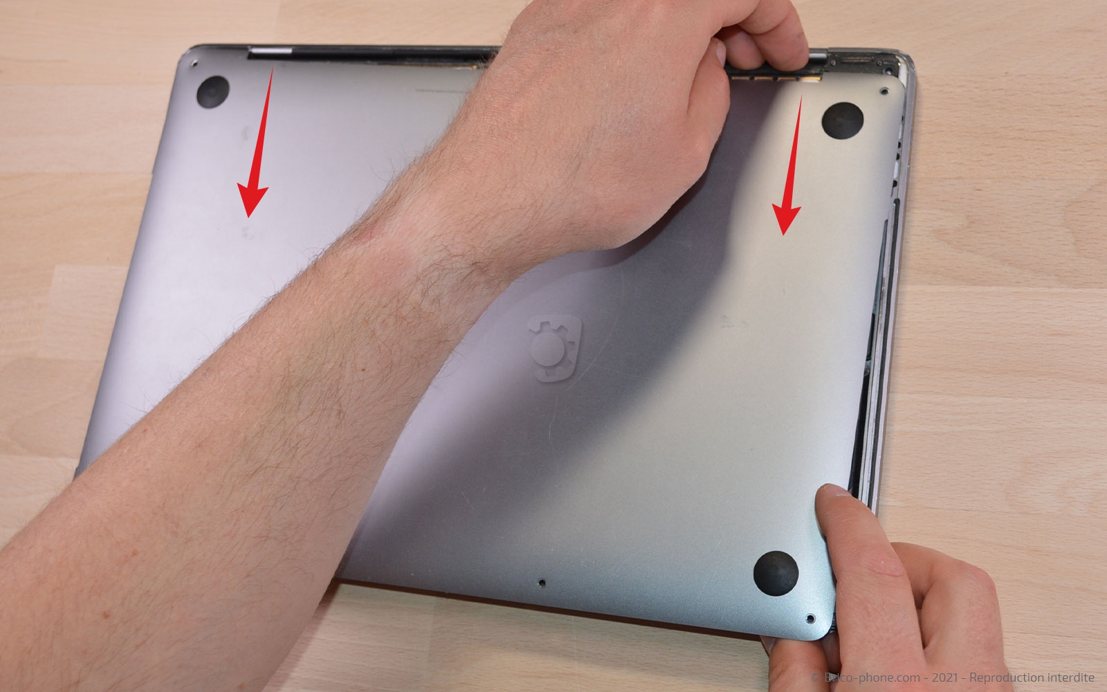 Changement de batterie sur Macbook Pro 13 pouces A1989 EMC 3214 - 2018 photo 4