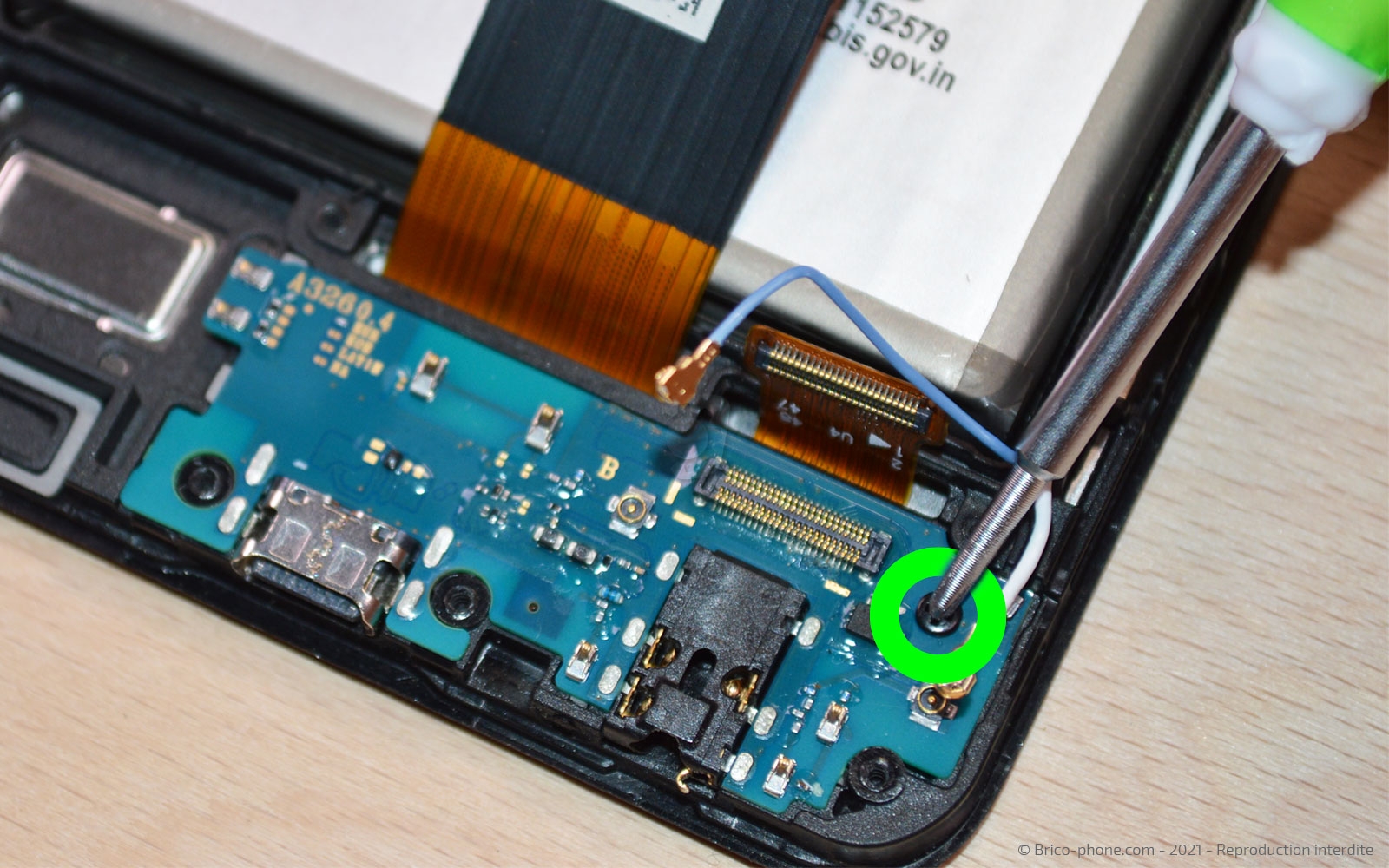 Changement de connecteur de charge sur Galaxy A32 5G photo 4