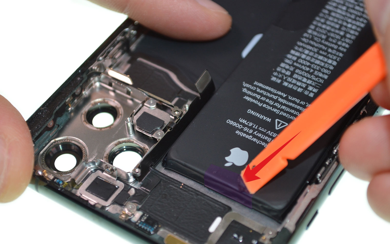 Changement de la coque arrière sur iPhone 11 Pro photo 2